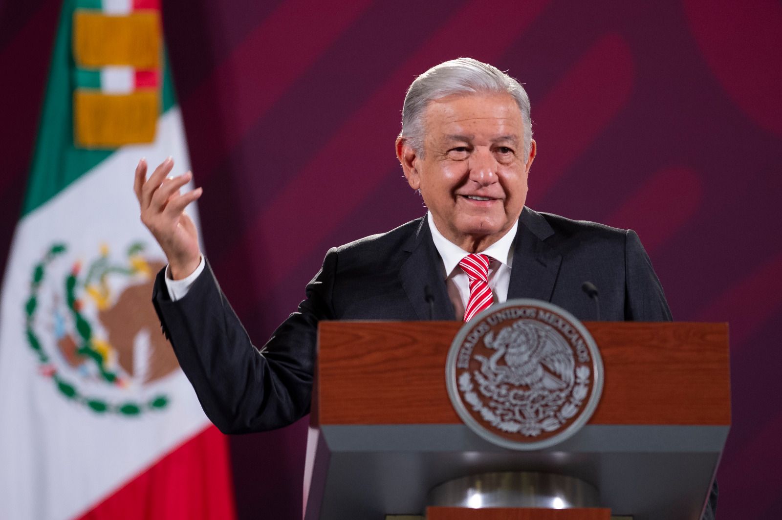 AMLO recibe pensión de adultos mayores; no tiene autos ni casa